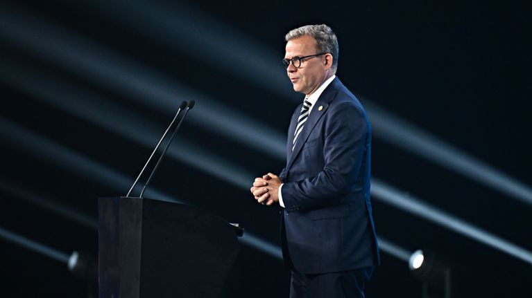 Suomen pääministeri Petteri Orpo pitämässä puhettaan Puolan Gdańskissa 25. kesäkuuta 2026.