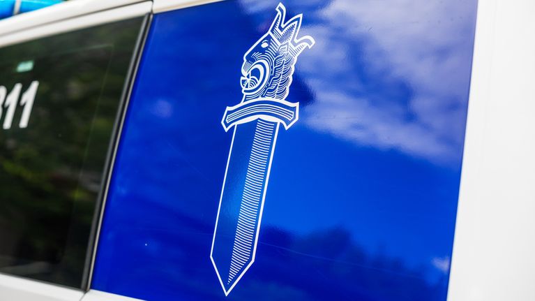 Poliisiauton kyljessä on suuri miekka-logolla varustettu tunnus sekä osa numerosta 112.