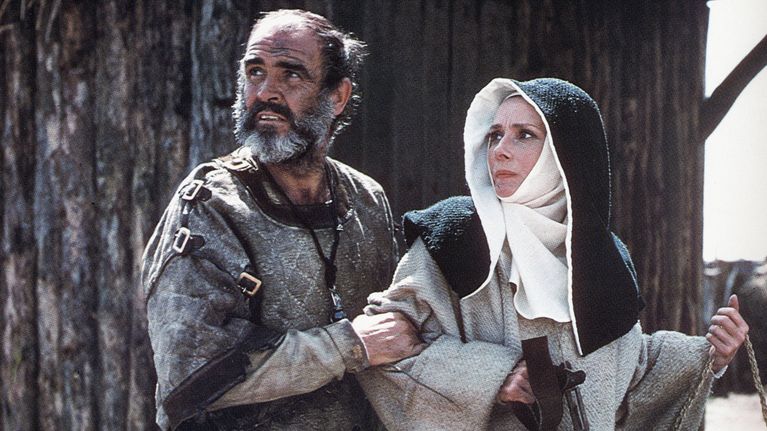Robin Hood ja Neito Marian seisovat rinnakkain vuoden 1976 Robin ja Marian -elokuvassa.