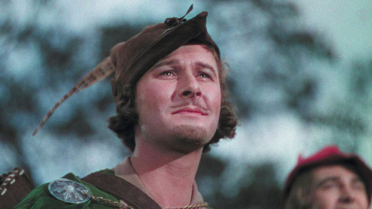 Errol Flynn Robin Hoodina katsoo eteenpäin vuoden 1938 Robin Hood -elokuvassa.