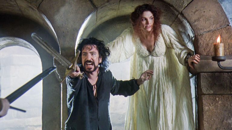 Nottinghamin sheriffi (Alan Rickman) miekka ojossa Neito Marianin (Mary Elizabeth Mastrantonio) edessä.