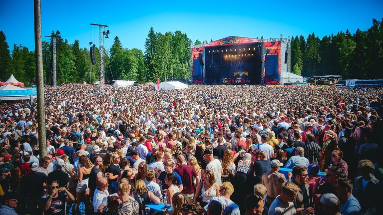 Seinäjoen Provinssin päälava ja ihmismassa lauantaina 27.6.2026, Eppu Normaali esiintymässä.