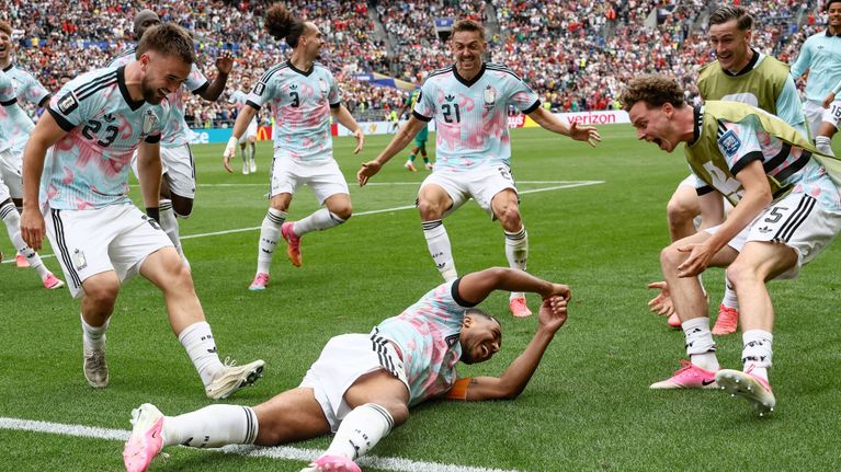 Youri Tielemans juhlii maaliaan.