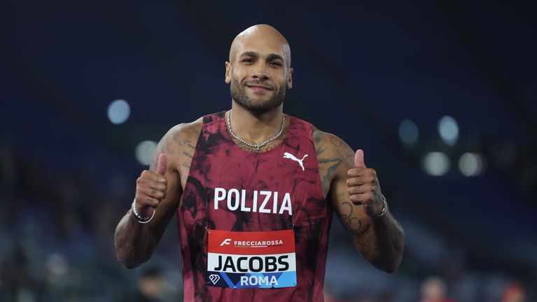 Lamont Marcell Jacobs pitää peukkja pystyssä.