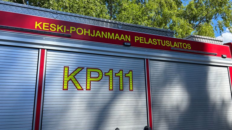 Paloauto sivusta kuvattuna, Kuvassa näkyy auton tunnus KP111.