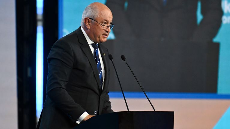 Alexandru Munteanu seisoo puhujakorokkeen takana mikrofonien edessä Puolan Gdanskissa 25. kesäkuuta 2026.