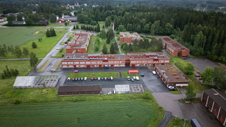 Ilmakuvassa Luonnonvarakeskuksen tutkimuslaitos Jokioisilla keskellä vihreitä peltoja.