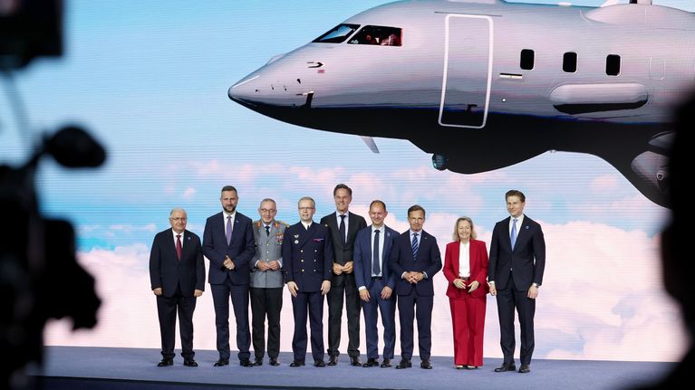 Ryhmäkuva joidenkin Nato-maiden puolustusministereistä.