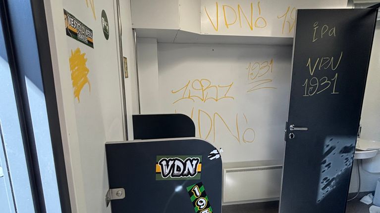 Vieraskannattajien tärvelemä urheilukatsomon vessa Pietarsaaressa.