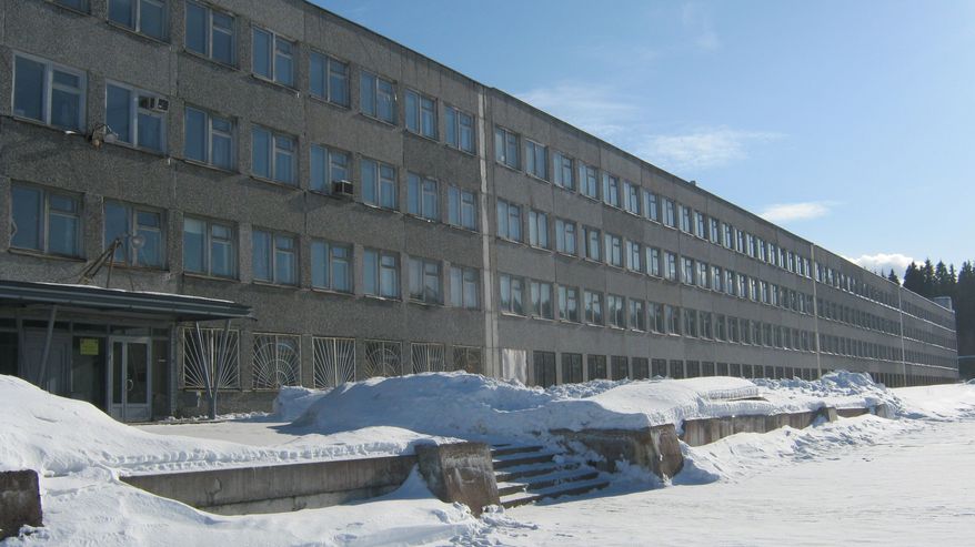 Äänisen traktroritehtaan julkisivu ja pääsisäänkäynti.