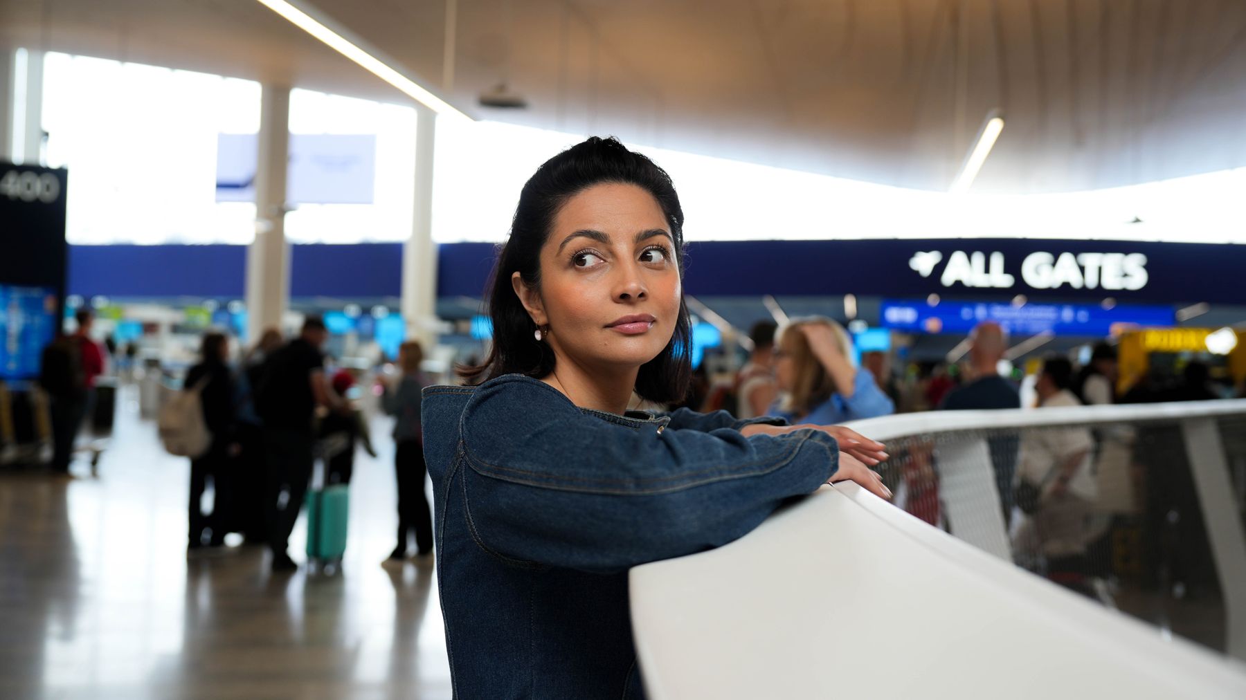 Kirjailija Elaf Ali nojaa kaiteeseen Helsinki-Vantaan lentokentällä.
