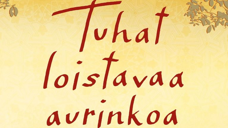 Kirjan kansi, jossa hunnutettu nainen kävelee korkokengissä taustallaan keltaiseksi värjääntynyt vuori.