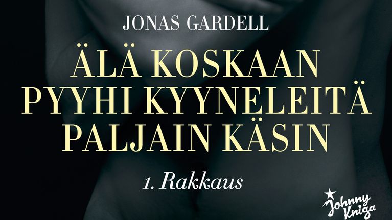 Kirjan kansi, jossa tummalla taustalla kaksi ihmistä syleilee toisiaan, etummaisella on lyhyet hiukset ja korvakoru.