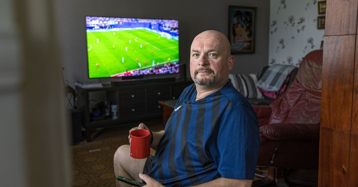 Jalkapallon MM-kisojen yli sata peliä käyvät fanien kunnon päälle, mutta nämä miehet ovat löytäneet siihen ratkaisun | Urheilu