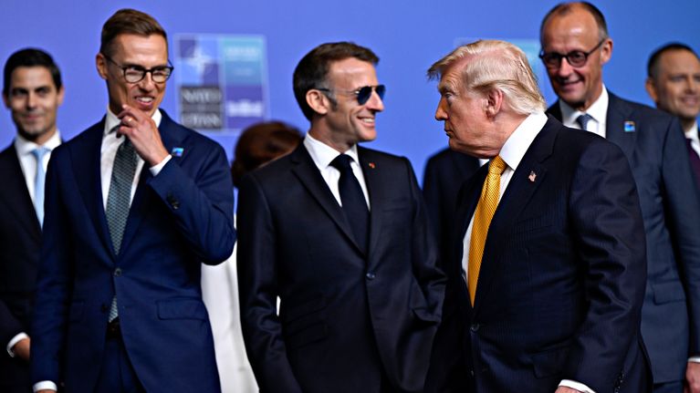 Suomen presidentti Alexander Stubb, Ranskan presidentti Emmanuel Macron, Yhdysvaltain presidentti Donald Trump ja Saksan liittokansleri Friedrich Merz kokoontuvat yhteiskuvaan Naton päämiesten huippukokouksessa Turkin Ankarassa 8. heinäkuuta 2026.
