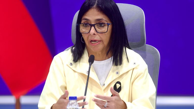 Venezuelan väliaikainen presidentti Delcy Rodríguez puhuu lehdistötilaisuudessa.