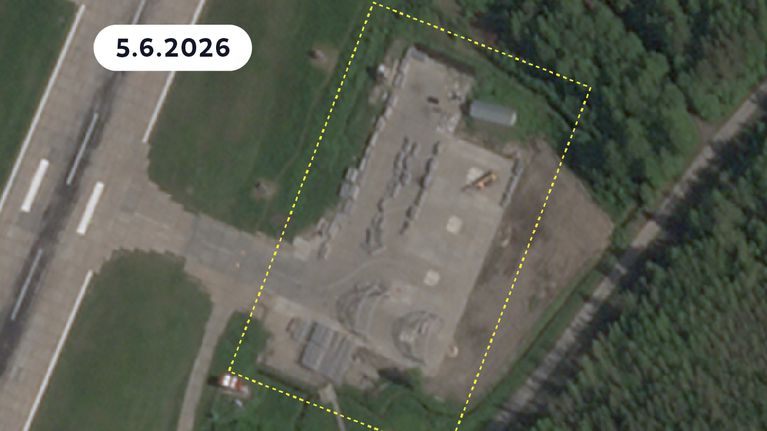 Satelliittikuvassa Petroskoin lentokenttä, jossa hävittäjälentokoneille rakennetaan suojahalleja.