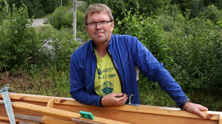 Heikki Joskitt nojaa kirkkoveneeseen.