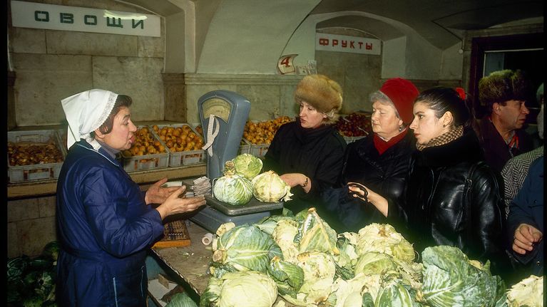 Naiset jonottavat kaaleja Leningradissa 90-luvulla.