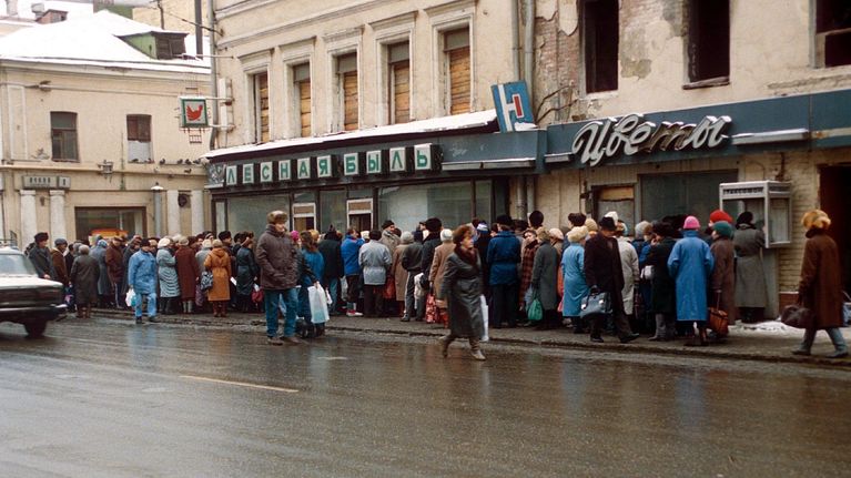 Pitkä leipäjono Moskovassa vuonna 1990.