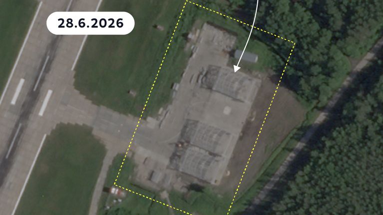Satelliittikuvassa Petroskoin lentokenttä, jossa hävittäjälentokoneille rakennetaan suojahalleja.