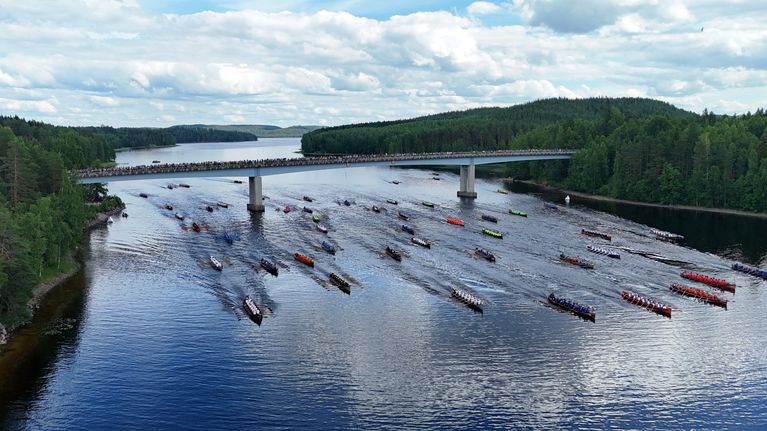 Kirkkoveneet ovat juuri lähteneet matkaan Sulkavan suursoutujen iltasoutuun.