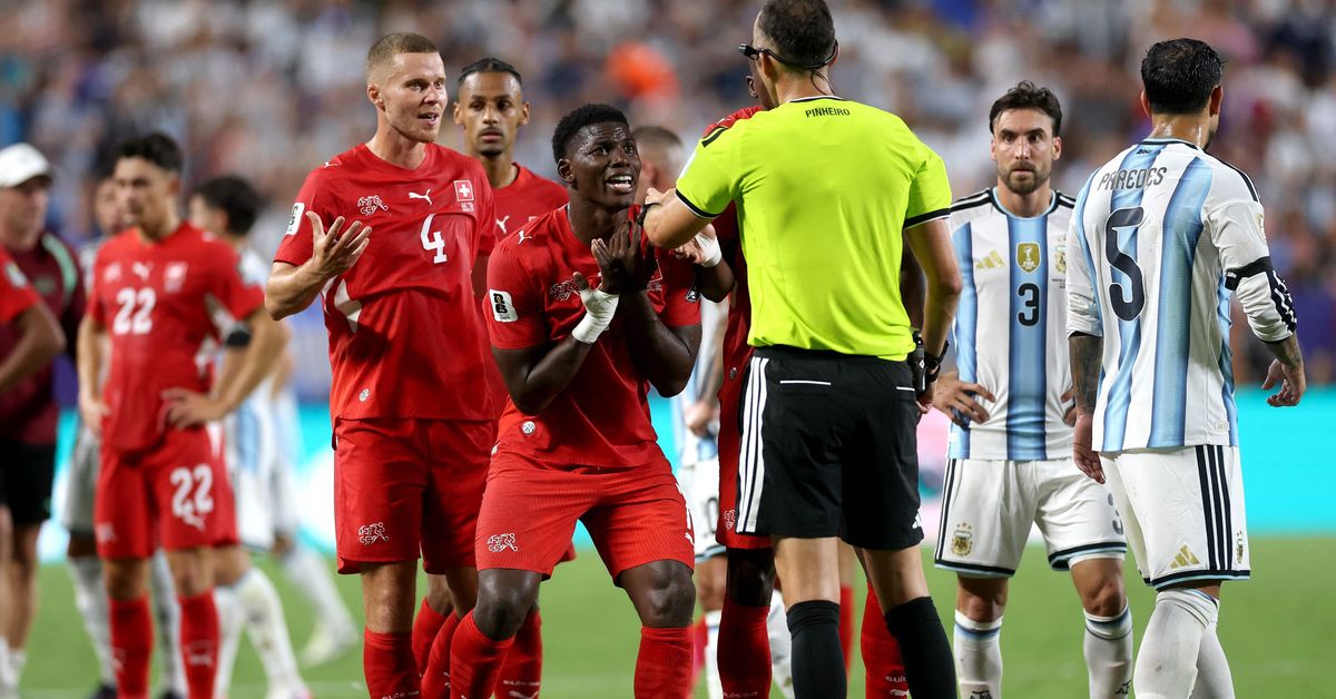Ifab: Sveitsiläishyökkääjän punainen kortti jalkapallon MM-kisoissa oli virhe | Urheilua lyhyesti