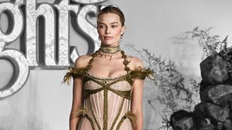 Margot Robbie seisoo koristeellisessa vaaleassa ja vihreässä juhlapuvussa Humiseva harju -elokuvan ensi-illassa Lontoossa 2026.