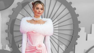 Margot Robbie seisoo vaaleanpunaisessa juhlapuvussa Barbie-elokuvan ensi-illassa Lontoossa kesällä 2023.