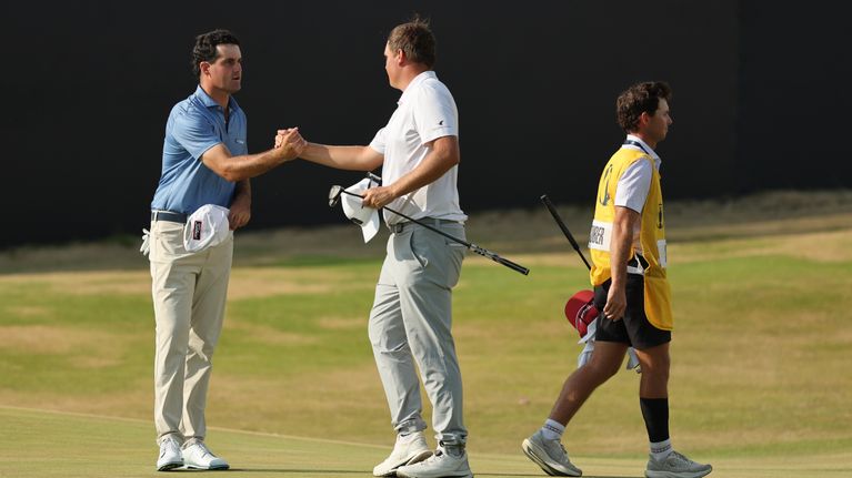 Kisaa johtava Jackson Suber (USA) ja Sami Välimäki kättelevät kierroksen jälkeen The Openin avauspäivänä Royal Birkdalessa 16. heinäkuuta 2026.