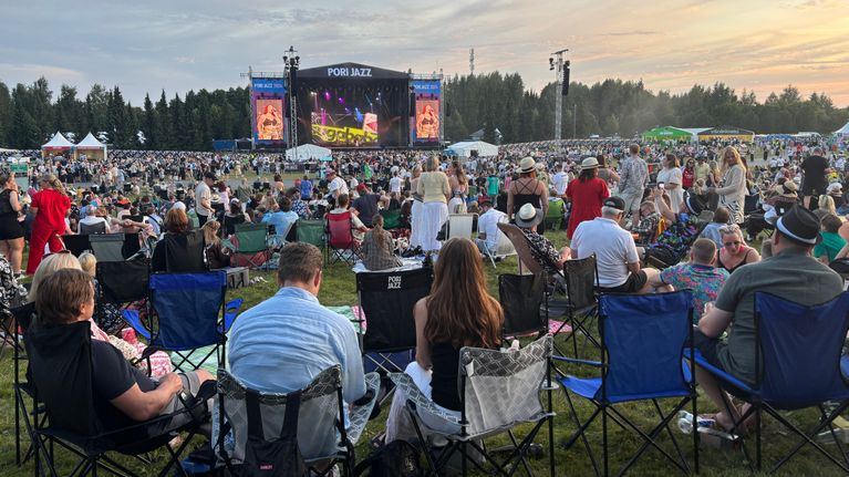 Iso joukko ihmisiä on festivaaleilla.
