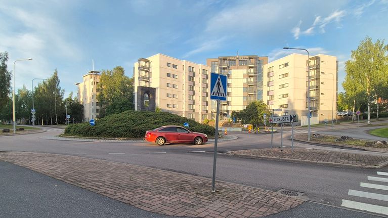 Henkilöauto pysäköintynä Kuokkalan sillan puoleiseen kiertoliittymään.