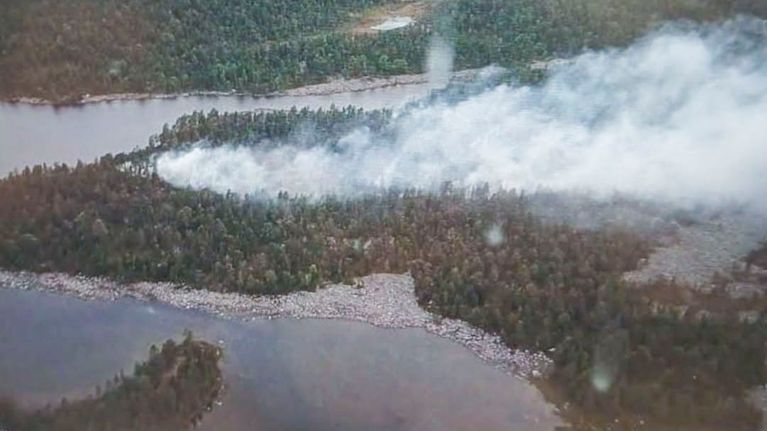 Ilmakuva metsäpalon savusta Lapissa.