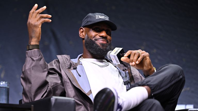 LeBron James puhuu mikrofoniin.