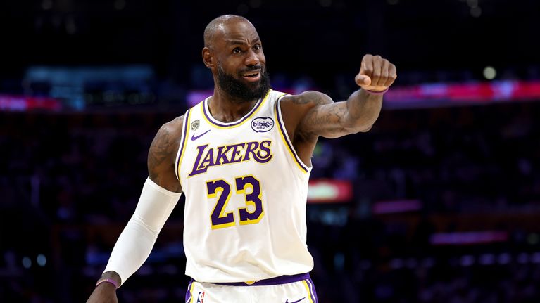 LeBron James elehtii pelikentällä.