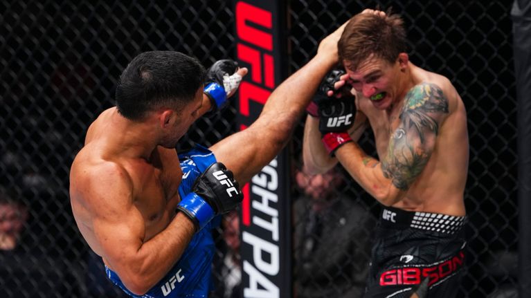 Abdul Hussein UFC-debyytissään Cody Gibsonia vastaan.