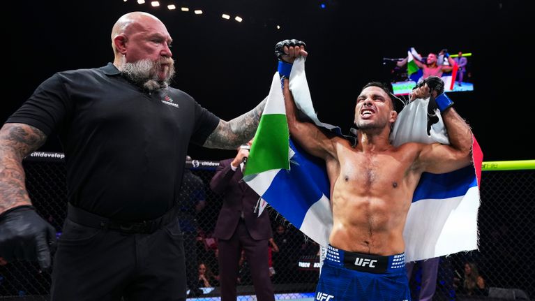 Abdul Hussein tuulettaa UFC-voittoaan.