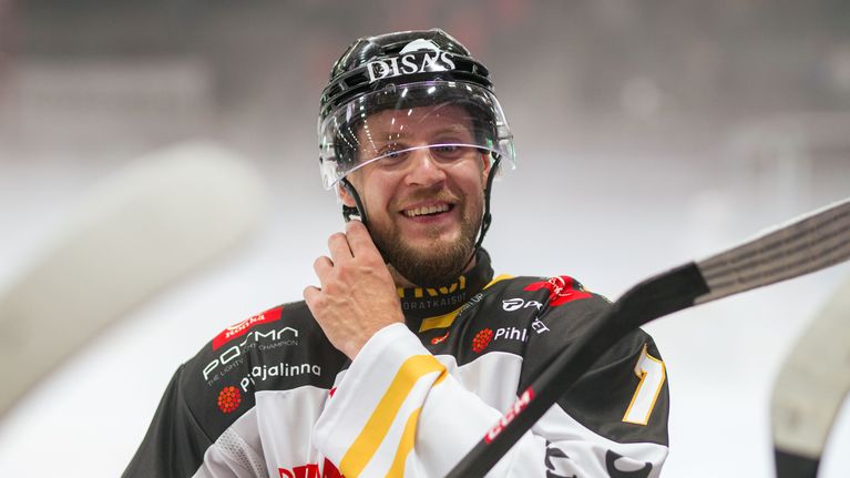 Teemu Turunen Oulun Kärppien paidassa.