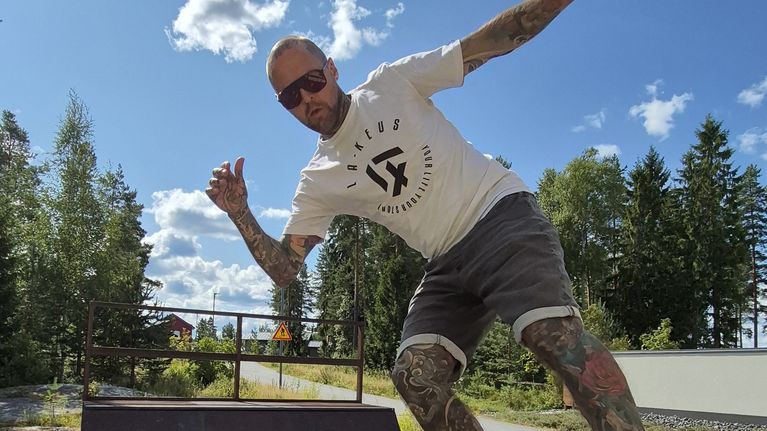 HP Parvainen skeittaa auringossa.