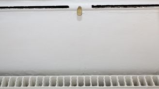 Lämpöpatteri ikkunalaudan alla.