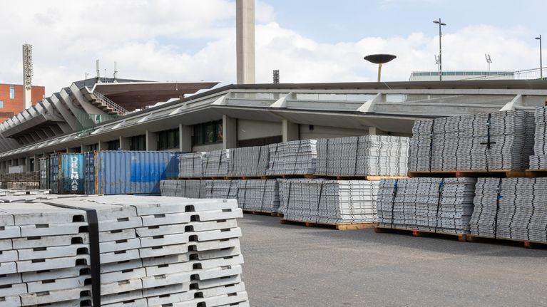 Kasoittain suojalaattoja, joilla katetaan Ratinan stadionin nurmi konserttia varten.