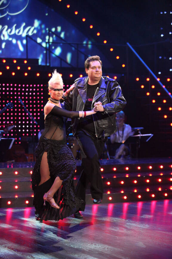 Jethron ja Susan Ritari Ässä -televisiosarjan tunnusmusiikin tahtiin tanssima paso doble on jäänyt Tanssii tähtien kanssa -ohjelman historiaan.