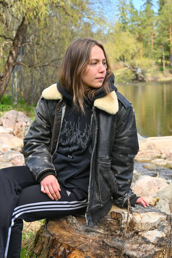 Kuvaustauoilla Aamu harjoittelee vuorosanojaan tai viettää aikaa kännykän parissa. –	Aika paljon selaan Instagramia, mutta Tiktokista aion pysyä poissa. Siinä menee raja, Aamu toteaa.