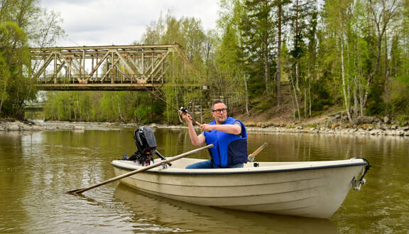 Teemu saa nautintoa kalastamisesta kotirannassaan Lempäälässä.