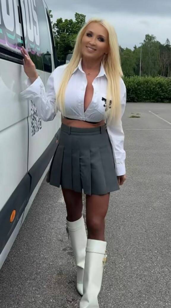 Susanna Penttilä nojaa bangbussiinsa.