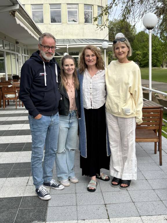 Taneli Mäkelä, Pamela Tola, Jonna Järnefelt ja Milka Ahlroth viettävät kesää yhdessä Pärnussa Hyviä vuosia -elokuvan kuvauksissa.