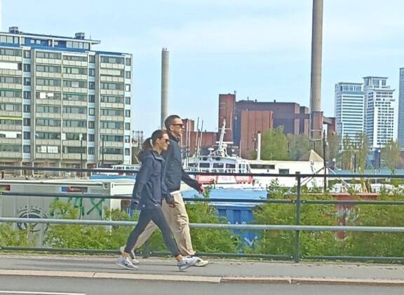 Tavallinen suomalaispariskunta tuulipuvuissaan? Ei, vaan ex-pääministeri Sanna Marin ja Joni Willberg.