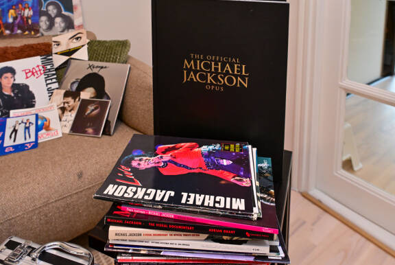 Kokoelman arvokkain helmi on vuonna 2009 julkaistu The Official Michael Jackson Opus, joka piilottaa sisäänsä jättimäisen elämäkerta- ja valokuvakokoelman. Opuksen arvo on noussut vuosien varrella tuhannen euron luokkaan.