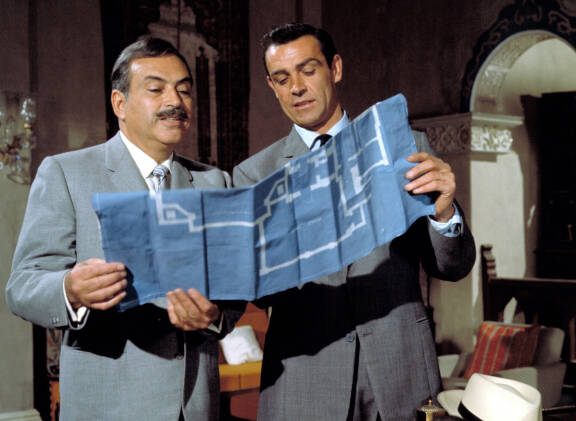 Pedro Armendáriz (vas.) ehti voittaa j0 1960-luvun taitteessa munuaissyövän, kunnes sairastui uuteen syöpään. Oikealla Sean Conneryn näyttelemä James Bond.