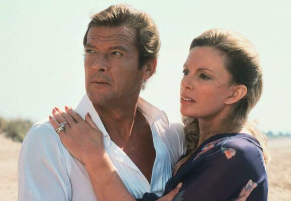 Roger Moore (James Bond) ja Cassandra Harris (Lisl von Schlaf) elokuvassa Erittäin salainen.
